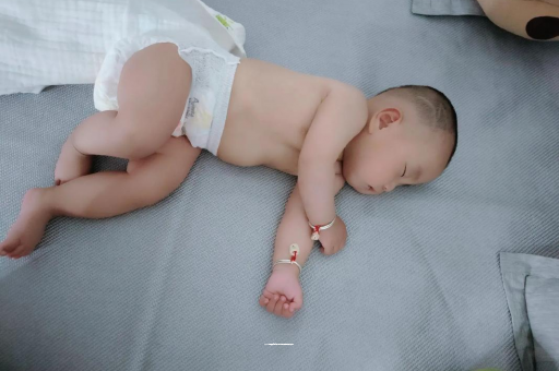 济宁三个月宝宝抬头不稳